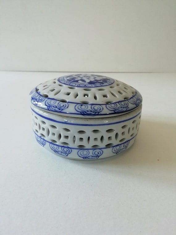 Ancienne Bonbonnière Ou Boîte à Bijoux En Céramique Blanche - Fleurs En Relief - Marque CVA