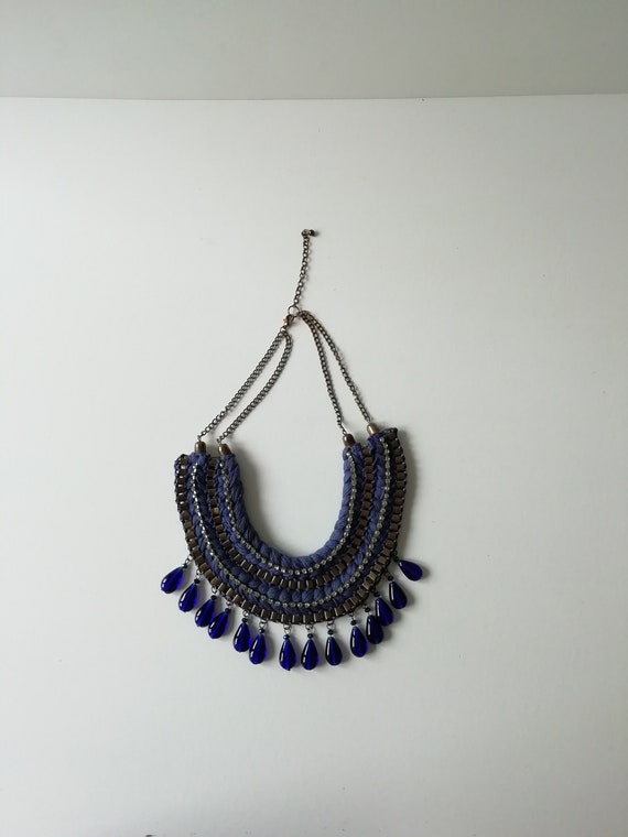 collier bleu ras de cou