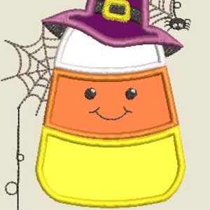 Puede incluir: Un maíz dulce de dibujos animados con un sombrero de bruja morado con una hebilla negra y una hebilla amarilla. El maíz dulce tiene una cara sonriente y está rodeado de una telaraña negra. El texto "BOO!" está escrito debajo del maíz dulce.