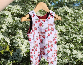 Pelele infantil de algodón orgánico con estampado de mermelada de fresa.