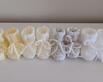 Chaussons bébé laine tricot avec liens coloris blanc, écru, vanille, blanc beige-grisé taille 0/3 mois