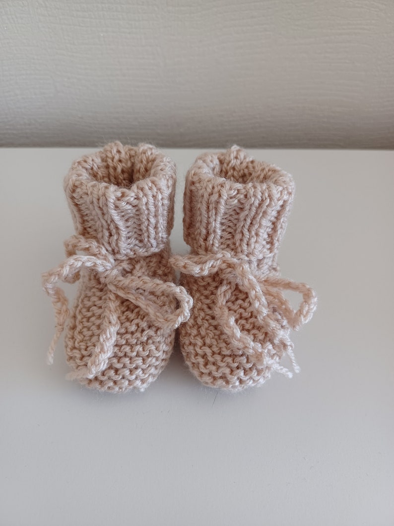 Chaussons layette bébé laine tricot avec liens coloris noisette, beige, moutarde taille 0/3 mois Beige