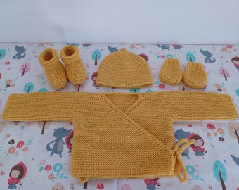 Ensemble 3 ou 4 pièces brassière chaussons bonnet moufles coloris jaune moutarde layette bébé fille ou garçon taille naissance ou 1 mois