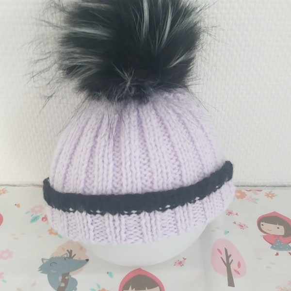 Bonnet layette bébé fille ou garçon coloris mauve et noir avec pompon mauve ou noir à bouton pression taille de 1/3 mois