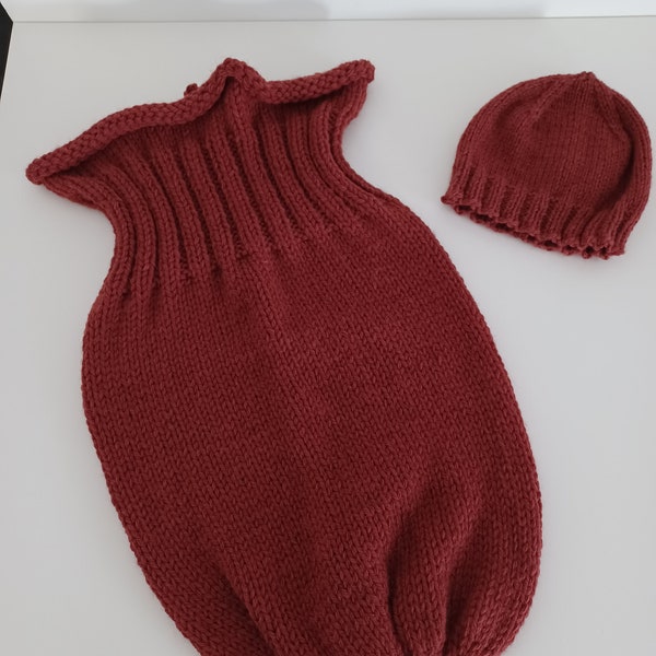 Cocon naissance chaussette emmaillotage et son bonnet layette bébé coloris rouge acajou laine certifié Oeko-tex taille 0/1 mois