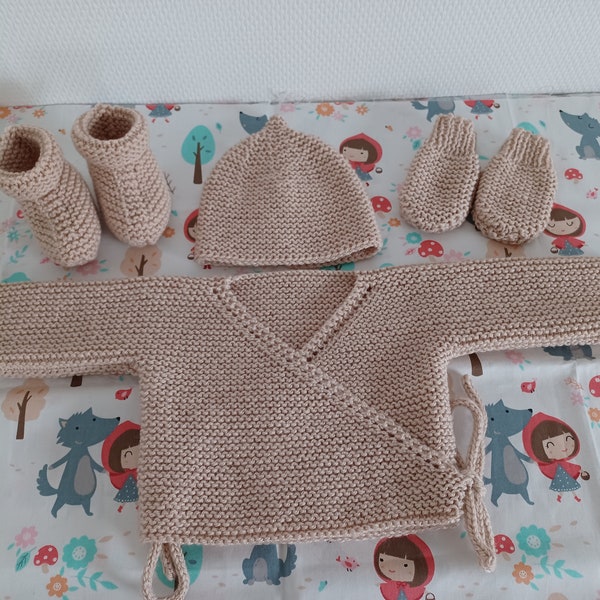 Ensemble 3 ou 4 pièces brassière chaussons bonnet moufles coloris beige layette bébé fille ou garçon taille naissance, 1 ou 3 mois