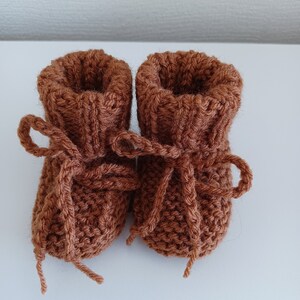 Chaussons layette bébé laine tricot avec liens coloris noisette, beige, moutarde taille 0/3 mois Noisette