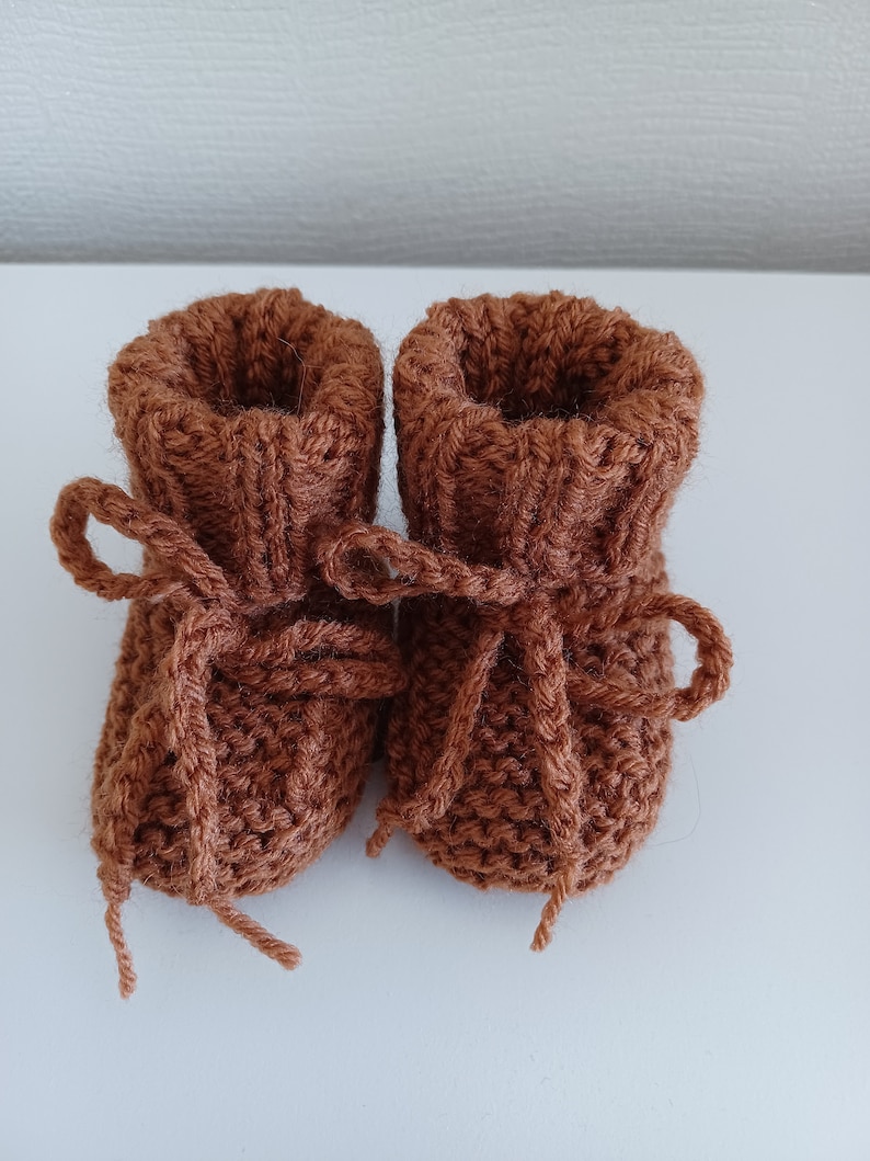 Chaussons layette bébé laine tricot avec liens coloris noisette, beige, moutarde taille 0/3 mois Noisette