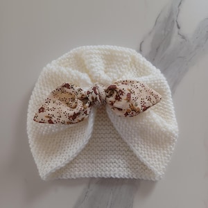 Czapka turban wełniany z kokardą, z materiału wyprawkowego dla dziewczynki, kolor ecru, rozmiar 0/1 lub 3 miesiące