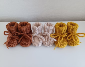 Chaussons layette bébé laine tricot avec liens coloris noisette, beige, moutarde taille 0/3 mois