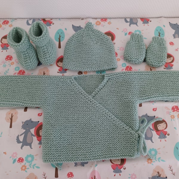 Ensemble 3 ou 4 pièces brassière chaussons bonnet moufles coloris vert bambou layette bébé fille ou garçon taille naissance, 1 ou 3 mois