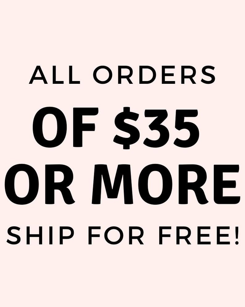 K&ouml;nnte beinhalten: Eine hellrosa rechteckige Grafik mit fettgedrucktem schwarzem Text, der lautet ALL ORDERS OF $35 OR MORE SHIP FOR FREE! Die Schrift ist zentriert und verwendet eine klare serifenlose Schriftart, um die Versandrichtlinie deutlich zu vermitteln.