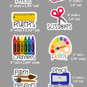K&ouml;nnte beinhalten: Eine Sammlung von acht Schulbedarfsaufklebern mit Illustrationen eines gelben Bleistifts, eines rosa Radiergummis, eines gelben Lineals, einer roten Schere, bunter Buntstifte, einer Farbpalette, Pinseln und eines blauen Anspitzers mit Text.