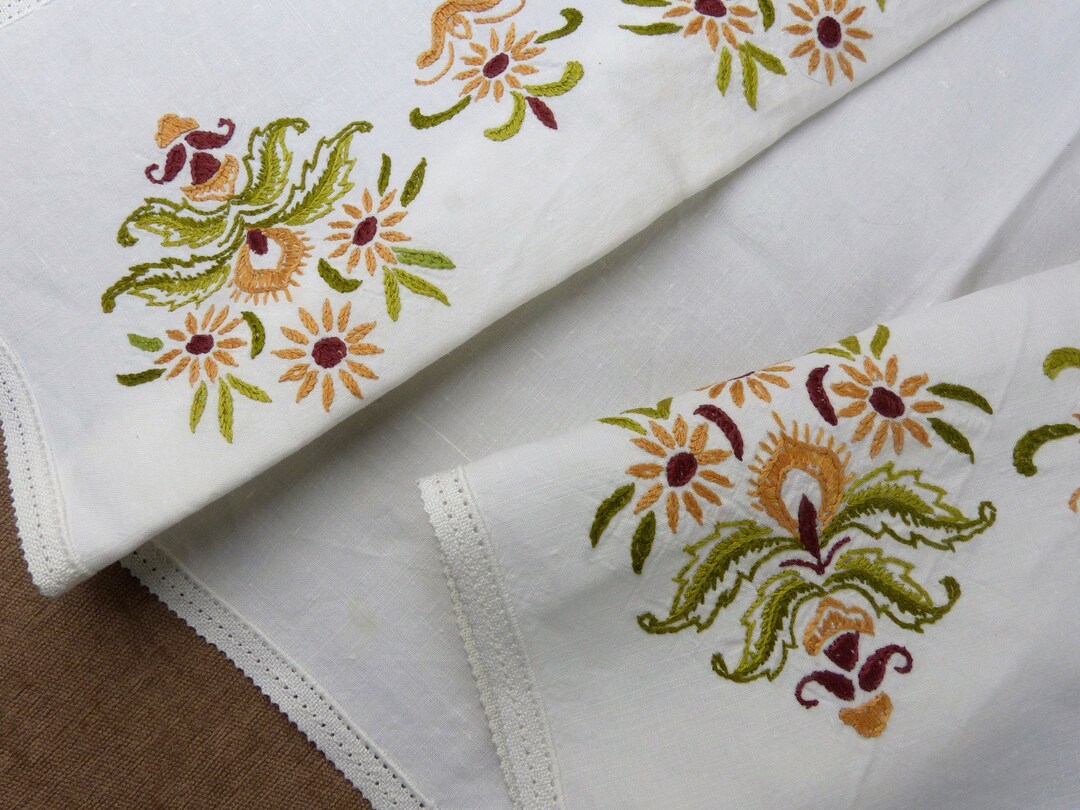 A Vntage French Hand Embrodered couverture De Marage n Whte