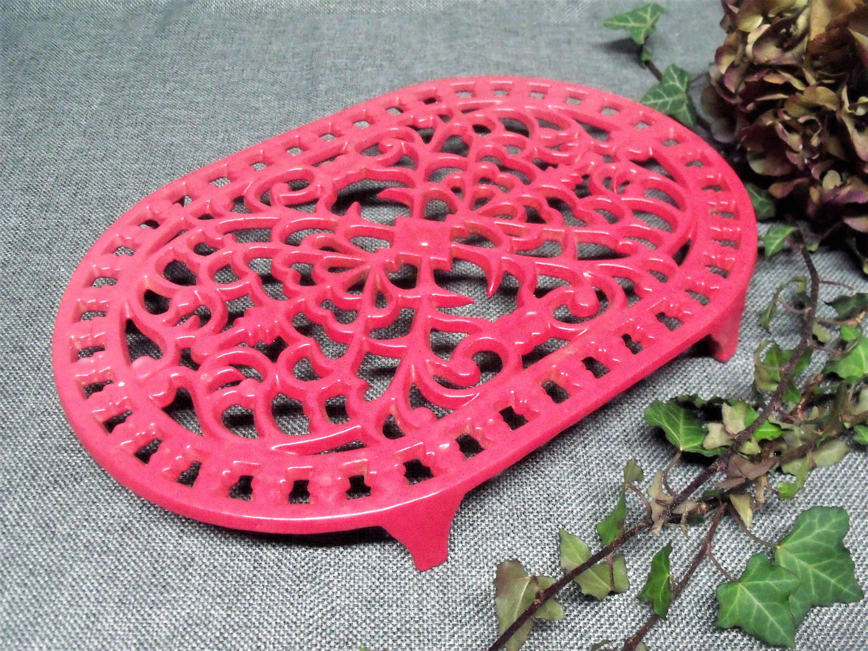 Trivet en Fonte d'émail Rouge Vintage Français.