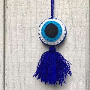 Borla de pompón de ojo malvado de fieltro mexicano bordada a mano, hecha a mano, azul