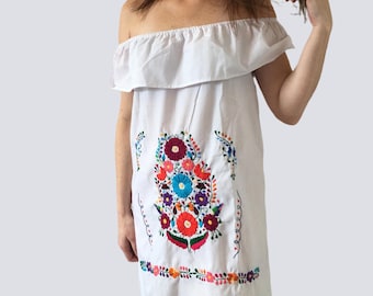 Handmade Women&#39;s White Off the Shoulder Embroidered Mexican Dress - Size Medium - Mexican Wedding - Mexican Fiesta Dress - Vestido Bordado