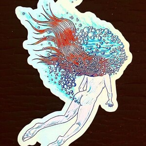 Pode incluir: Um adesivo de uma pessoa mergulhando debaixo d'água com o cabelo a flutuar atrás dela. A pessoa é desenhada em um esquema de cores azul claro e rosa com um fundo azul. O cabelo é vermelho e há muitas bolhas azuis ao redor da pessoa.