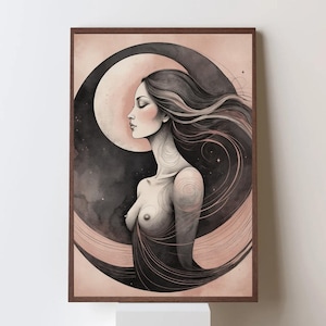 Op de afbeelding: Een ingelijste kunstdruk met een vrouw met lang, golvend haar, tegen een achtergrond van een halve maan en sterren. Het kunstwerk gebruikt zachte, gedempte tinten roze, zwart en wit, waardoor een serene en etherische esthetiek ontstaat. Het profiel van de vrouw is delicaat getekend.