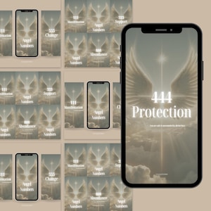Op de afbeelding: Een verzameling digitale kunstprints met engelengetallen op smartphones. De hoofdfoto toont "444 Bescherming" met engelen vleugels en een bewolkte achtergrond. Andere telefoons tonen nummers zoals 111, 333, 555 en 888, met tekst als "Manifestatie" en "Overvloed".