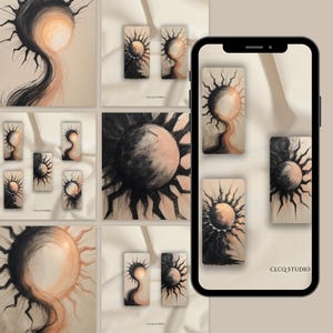 Op de afbeelding: Een artistieke presentatie met meerdere abstracte schilderijen van een zonachtig ontwerp in zwart, perzik en crème. Het kunstwerk wordt gepresenteerd in verschillende formaten en oriëntaties, sommige stukken worden op een smartphone getoond.