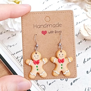 Roze peperkoekmannetje, winteroorbellen van handgemaakte polymeerklei, hypoallergene kerstcadeaus