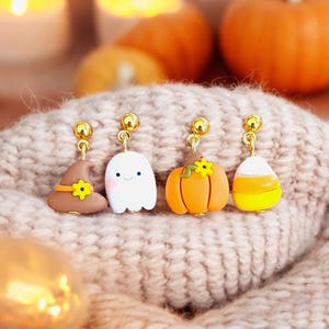 Può includere: Quattro paia di orecchini a tema Halloween. Gli orecchini presentano un cappello da strega, un fantasma, una zucca e un mais caramellato. Gli orecchini sono realizzati in pasta polimerica e hanno ganci dorati.