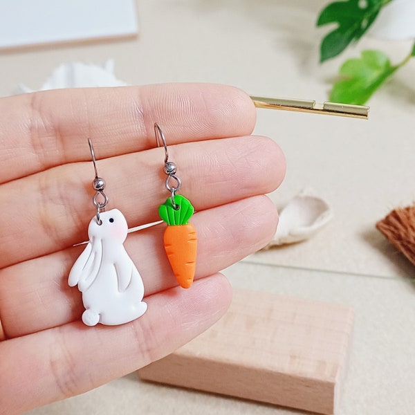 Boucles d'oreilles pendantes lapin et carotte en fimo et acier inoxydable, hypoallergéniques, boucles d'oreilles de Pâques légères, boucles d'oreilles de fêtes blanc orange