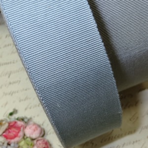 3 ans étain bleu gris 1 3/8" Petersham ruban gros-grain garniture des années 1920 clapet des années 1930 Stetson Fedora cloche vintage chapellerie chapeau fleur cocarde