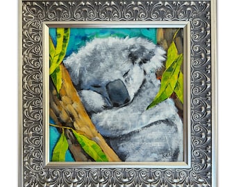 Slapende koala: origineel schilderij van Irina Redine, Australisch dierlijk ingelijst kunstwerk
