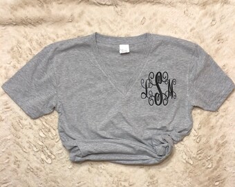 Camisa monograma en V-cuello en V Camiseta personalizada ? Camiseta de cuello en V para mujer Camiseta Monograma Monograma circular (Circle Monogram) Monograma de vid