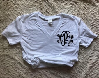 Camisa monograma en V-cuello en V Camiseta personalizada ? Camiseta de cuello en V para mujer Camiseta Monograma Monograma circular (Circle Monogram) Monograma de vid