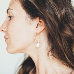 Elegant asymmetrical gold earrings with natural pearls image 4