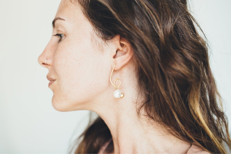 Elegant asymmetrical gold earrings with natural pearls image 4