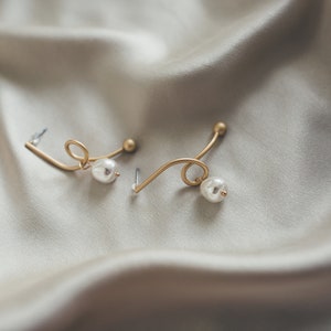 Elegant asymmetrical gold earrings with natural pearls image 2