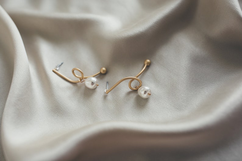 Elegant asymmetrical gold earrings with natural pearls image 2