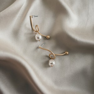 Elegant asymmetrical gold earrings with natural pearls image 3