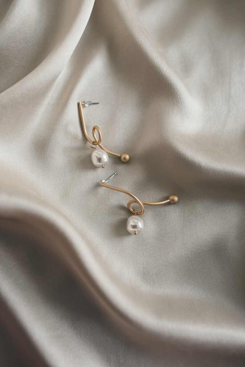 Elegant asymmetrical gold earrings with natural pearls image 3