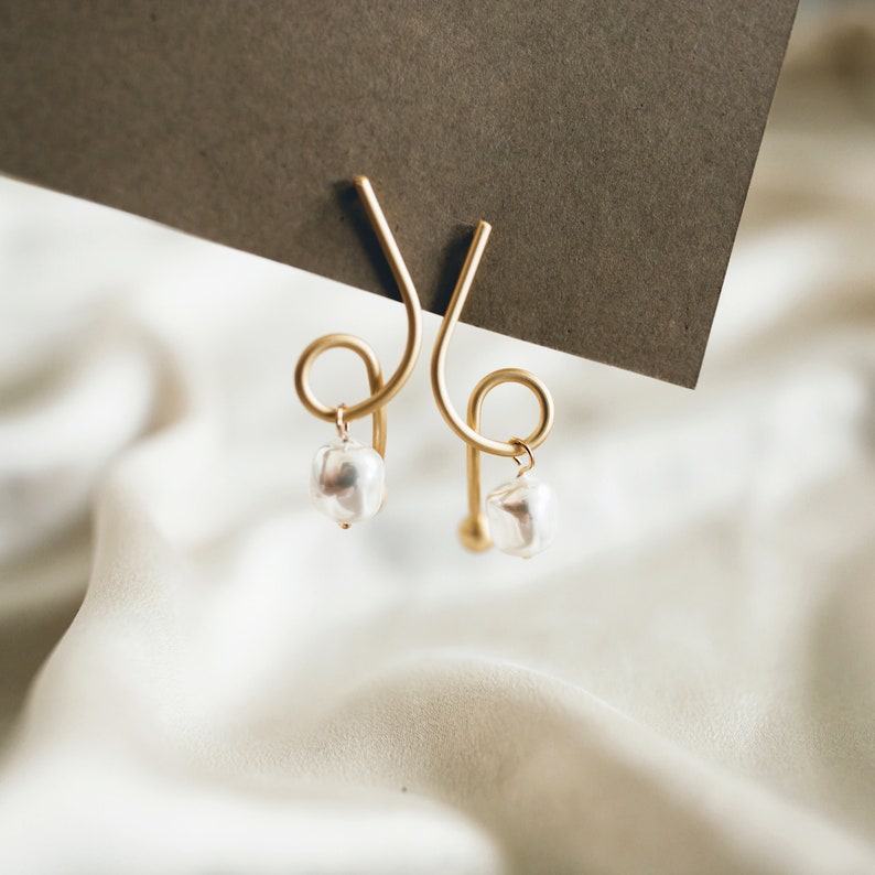 Elegant asymmetrical gold earrings with natural pearls image 1