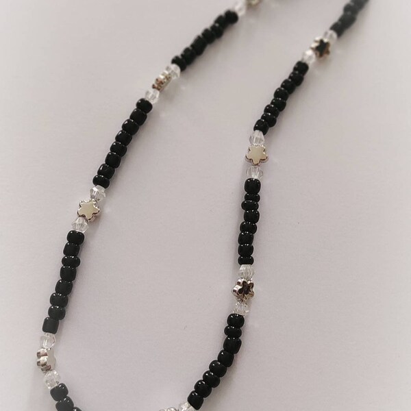 Collier ras de cou noir perles strass blanches et fleurs