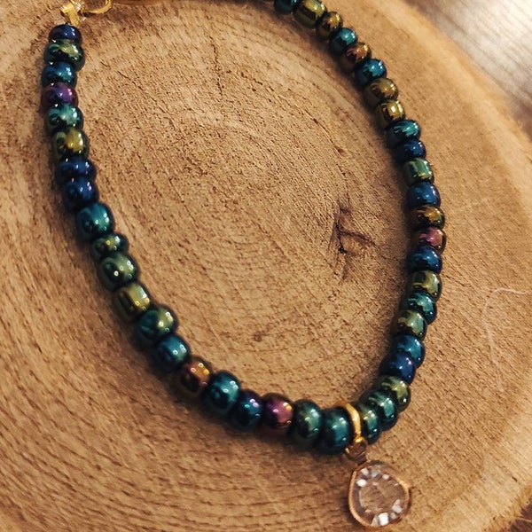 Bracelet en perles nacrées bleutées et breloque strass