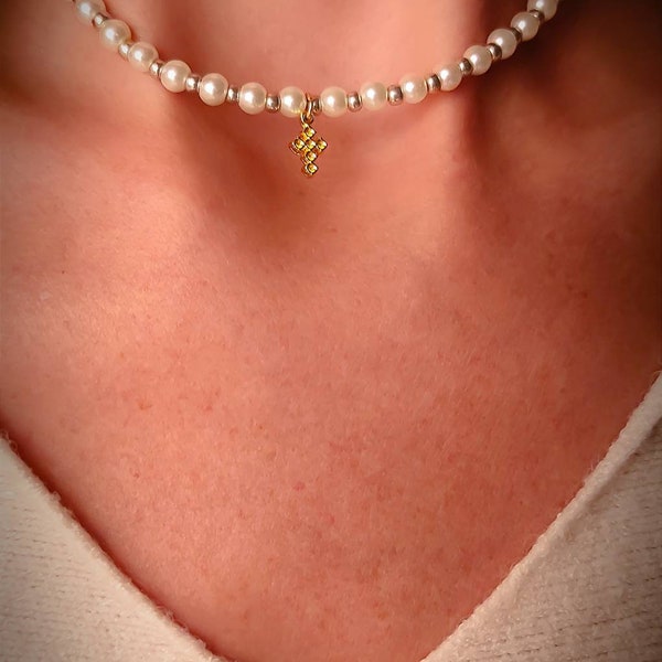 Collier choker perles nacrées et croix dorée