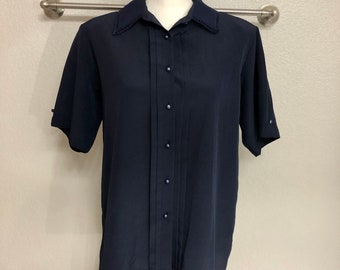 Süße seidige 80er-Jahre-Marineblau-Button-Down-Bluse mit süßem Kragen und Details – Größe Damen 10 (Modern Large) – Yves St. Clair