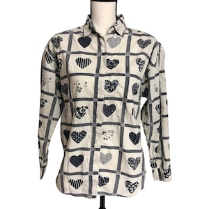 Camisa de botones extragrande vintage de principios de los 90 con corazones en blanco y azul marino - Modern L