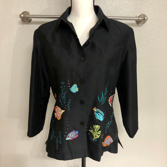 Adorable chemisier en soie noire des années 90 avec broderie de