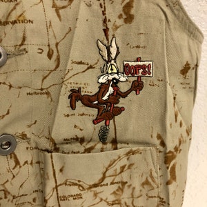 Gilet de carte kaki vintage Wile E Coyote and Roadrunner des années 90 - Warner Bros Studio Store - Taille homme petit (S)