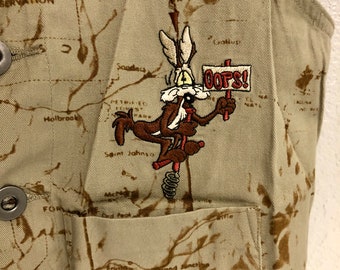 Cute 90s Wile E Coyote and Roadrunner Vintage Khaki Map Vest - Warner Bros Studio Store - Size Men's Small (S)