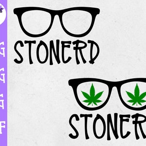 Op de afbeelding: Zwart-wit grafisch ontwerp van een bril met het woord "stonerd" eronder. Het tweede paar brillen heeft groene marihuanabladeren in de glazen en het woord "stonerd" eronder.