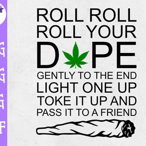 Peut inclure: Texte noir et vert sur fond blanc : "Roll Roll Roll Your Dope Gently to the End Light One Up Toke It Up and Pass It to a Friend". Une feuille de marijuana verte est placée entre les mots "Do" et "pe". Une illustration en noir et blanc d'un joint se trouve en bas de l'image.