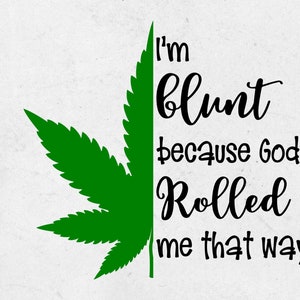 Puede incluir: Una hoja verde de marihuana con el texto "I'm blunt because God rolled me that way" en negro.